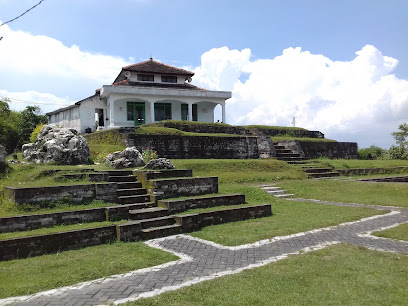 Situs Giri Kedaton & Makam Raden Supeno